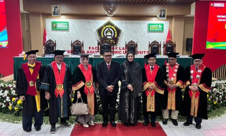 Ketua Golkar Jateng M Saleh meraih gelar doktor di bidang hukum dengan IPK sempurna 4,00 dan predikat Summa Cumlaude. Gelar tersebut dikukuhkan dalam sidang terbuka promosi doktor di Universitas Islam Sultan Agung pada Sabtu (14/2/2026).