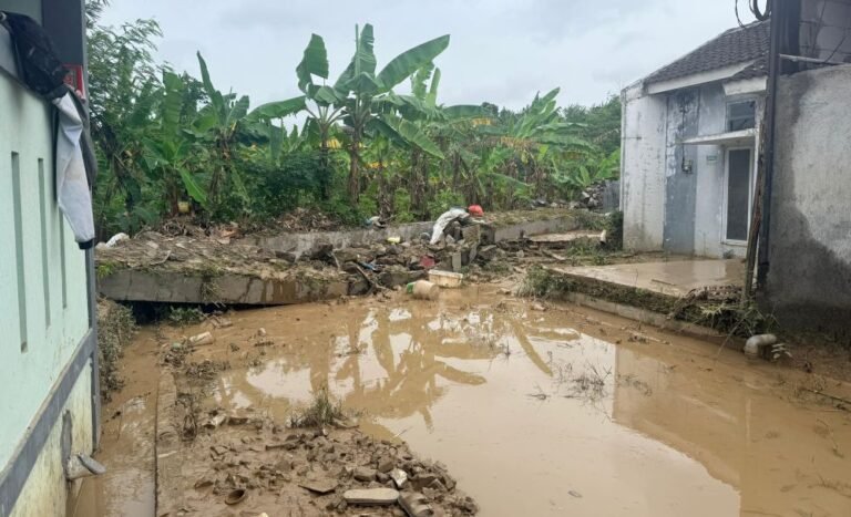 Kondisi talud yang mengelilingi perumahan Rowosari Megah Asri 2, Kelurahan Rowosari, Kecamatan Tembalang, Kota Semarang, yang jebol pada Senin dini hari kemarin.