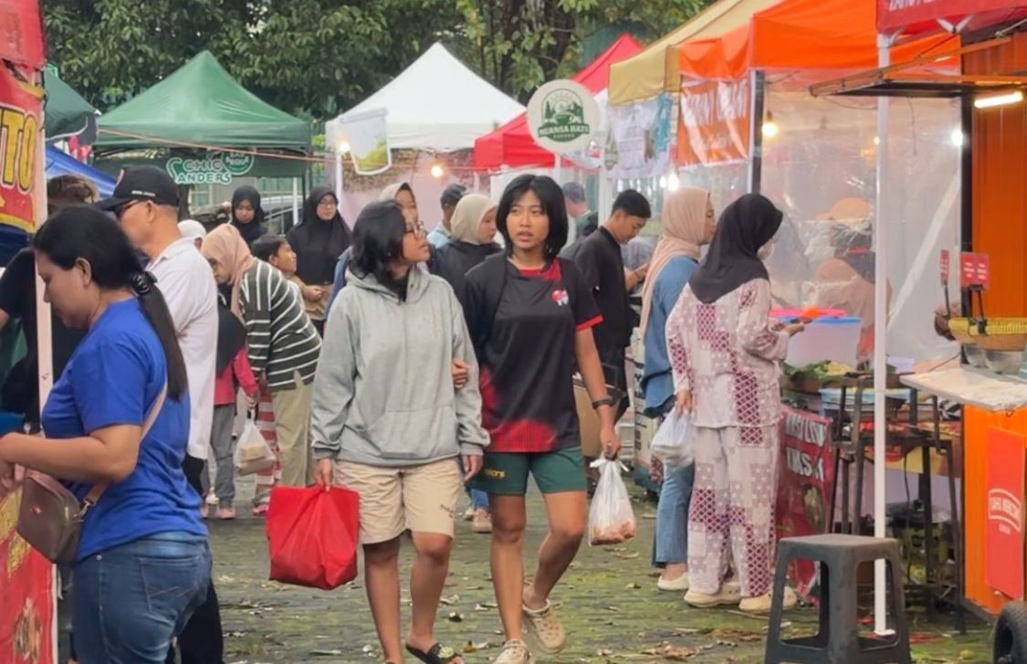 Pasar Sora SKK Vol.2 resmi dibuka di Gedung Wanita Sasana Krida Kusuma, Kamis (19/2/2026). Ini jadi tempat berburu takjil paling hype di Solo.