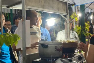 Wali Kota Solo, Respati Ardi, borong takjil saat ngabuburit sambil lari bareng Vindes dalam acara “Ngabuburingat”, Minggu (22/2/2026).