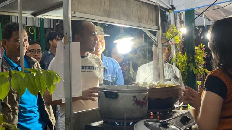 Wali Kota Solo, Respati Ardi, borong takjil saat ngabuburit sambil lari bareng Vindes dalam acara “Ngabuburingat”, Minggu (22/2/2026).