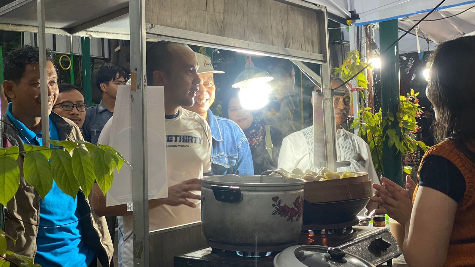 Wali Kota Solo, Respati Ardi, borong takjil saat ngabuburit sambil lari bareng Vindes dalam acara “Ngabuburingat”, Minggu (22/2/2026).