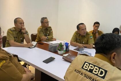 Wali Kota Solo memberi warning agar penanganan sampah dimulai dari hulu. Hal itu disampaikan saat diskusi persoalan sampah di TPA Putri Cempo, Senin (23/2/2026).