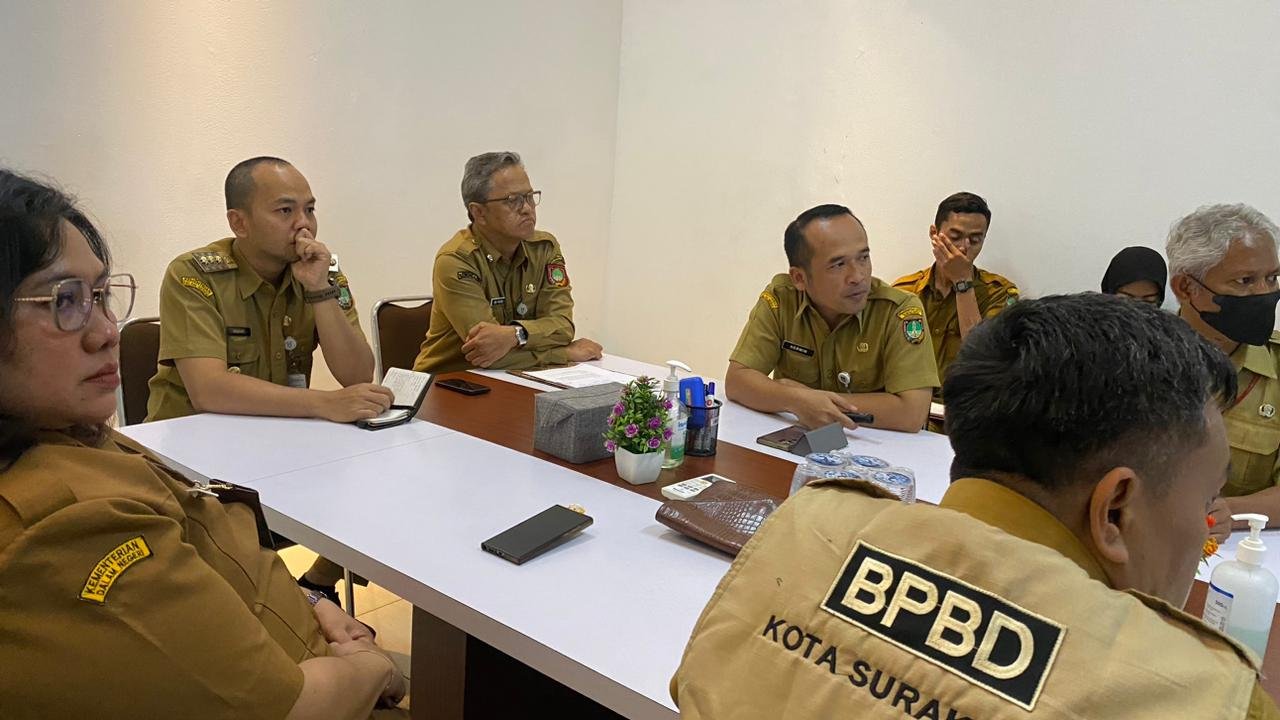 Wali Kota Solo memberi warning agar penanganan sampah dimulai dari hulu. Hal itu disampaikan saat diskusi persoalan sampah di TPA Putri Cempo, Senin (23/2/2026).