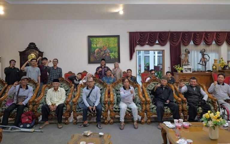Bupati Temanggung, Agus Setyawan, berbuka puasa bersama komunitas disabilitas di rumah dinas Pendopo Pengayoman, Selasa (24/2/2026).