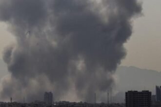 Asap mengepul di Teheran, setelah militer Israel melancarkan serangan ke Iran, Sabtu (28/2/2026).