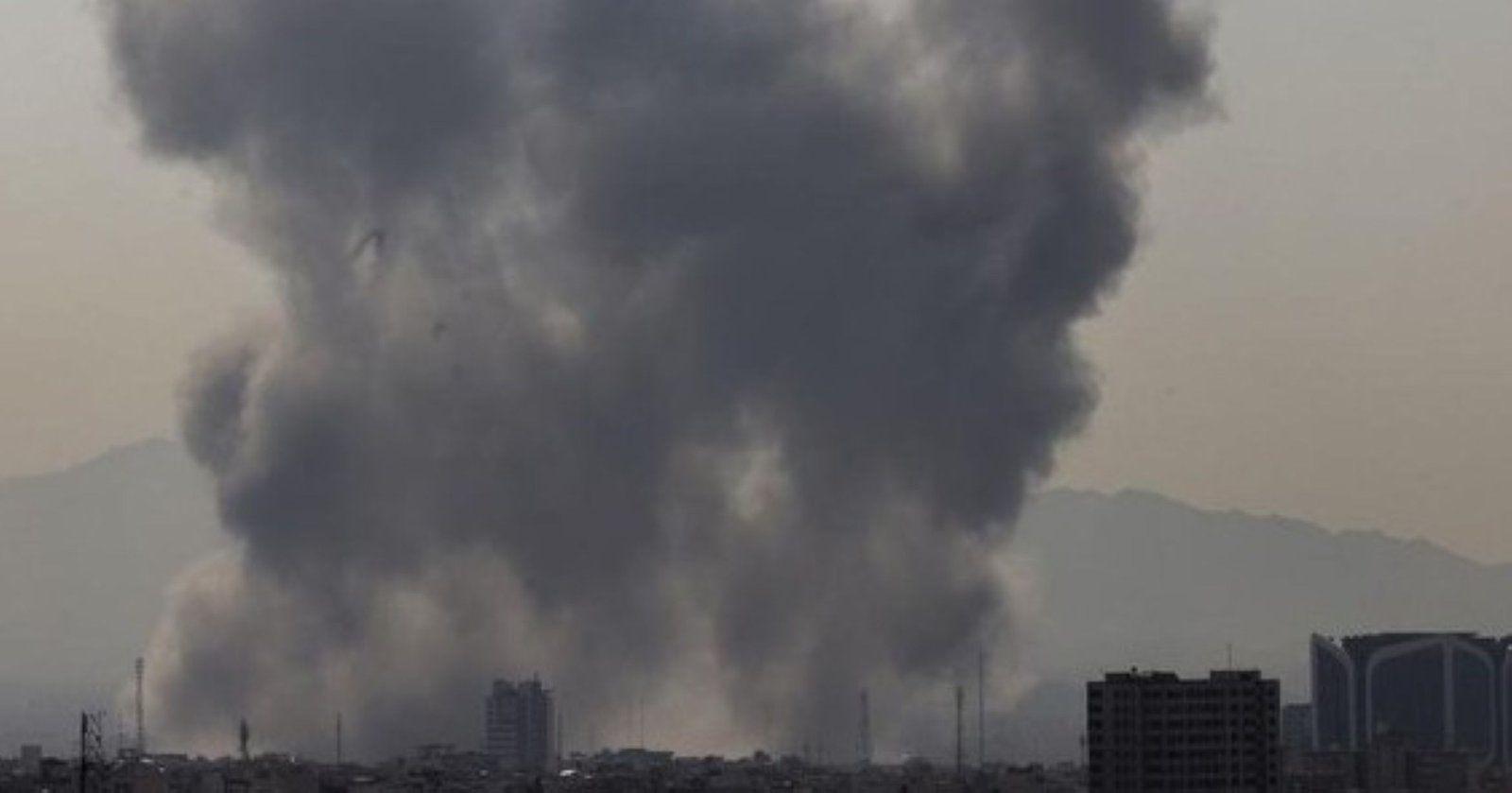 Asap mengepul di Teheran, setelah militer Israel melancarkan serangan ke Iran.