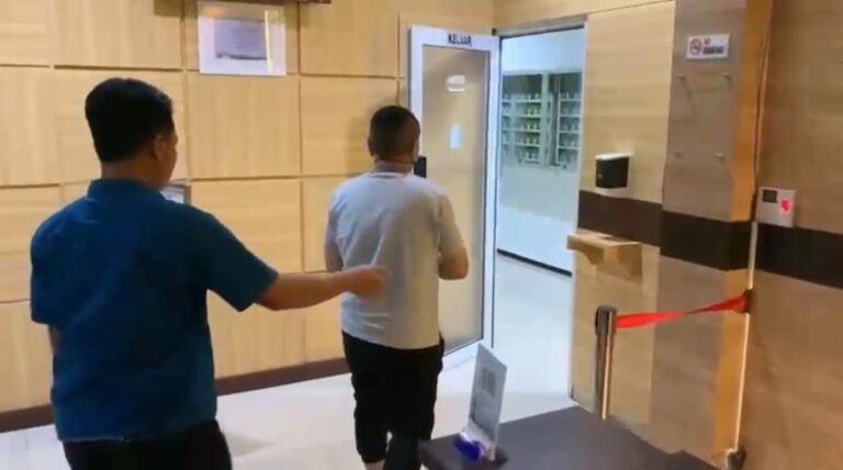 Terpidana kasus penipuan, Hengky Setia Budi, digelandang ke kantor kejaksaan usia ditangkap, Rabu (4/2/2026) malam. (ist)