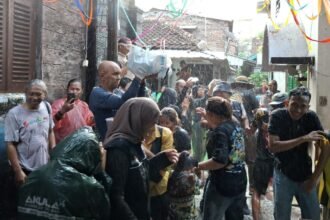 Masyarakat antusias mengikuti tradisi gebyuran dan basah-basahan di Bustaman, Minggu (15/02/2026). (LPM Missi UIN Walisongo)
