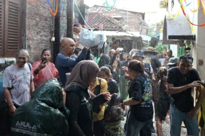 Masyarakat antusias mengikuti tradisi gebyuran dan basah-basahan di Bustaman, Minggu (15/02/2026). (LPM Missi UIN Walisongo)
