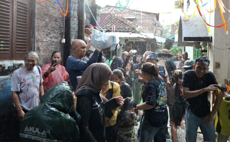 Masyarakat antusias mengikuti tradisi gebyuran dan basah-basahan di Bustaman, Minggu (15/02/2026). (LPM Missi UIN Walisongo)