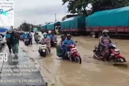 Banjir di jalan nasional Pantura Semarang - Demak, Senin (16/2/2026). Foto: ist.