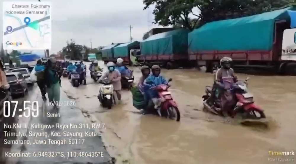 Banjir di jalan nasional Pantura Semarang - Demak, Senin (16/2/2026). Foto: ist.