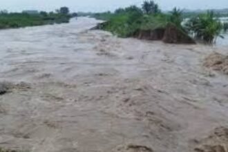 Tanggul Sungai Cacaban jebol, merendam ratusan rumah dan ratusan hektare sawah, di Karangawen, Demak, Senin (16/2/2026).