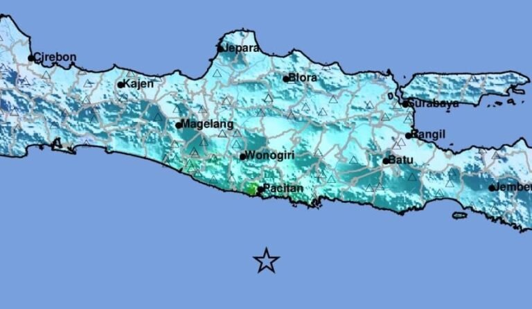 Tanda bintang merupakan lokasi pusat gempa Pacitan hasil pemodelam BMKG. (ist)