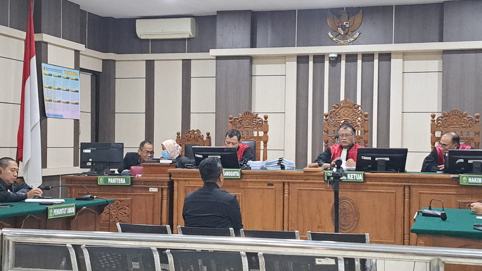 Terdakwa Andhi Nur Huda duduk di kursi pesakitan saat sidang putusan kasus korupsi BUMD Cilacap, di Tipikor Semarang, Rabu (11/2/2026). (bae)