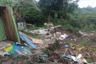 Kondisi salah satu Rumah warga yang ambruk akibat longsor. Rabu (11/02/2026). (dul)