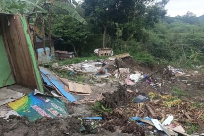 Kondisi salah satu Rumah warga yang ambruk akibat longsor. Rabu (11/02/2026). (dul)