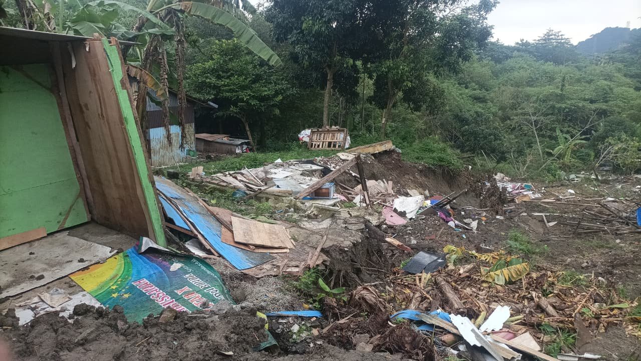 Kondisi salah satu Rumah warga yang ambruk akibat longsor. Rabu (11/02/2026). (dul)