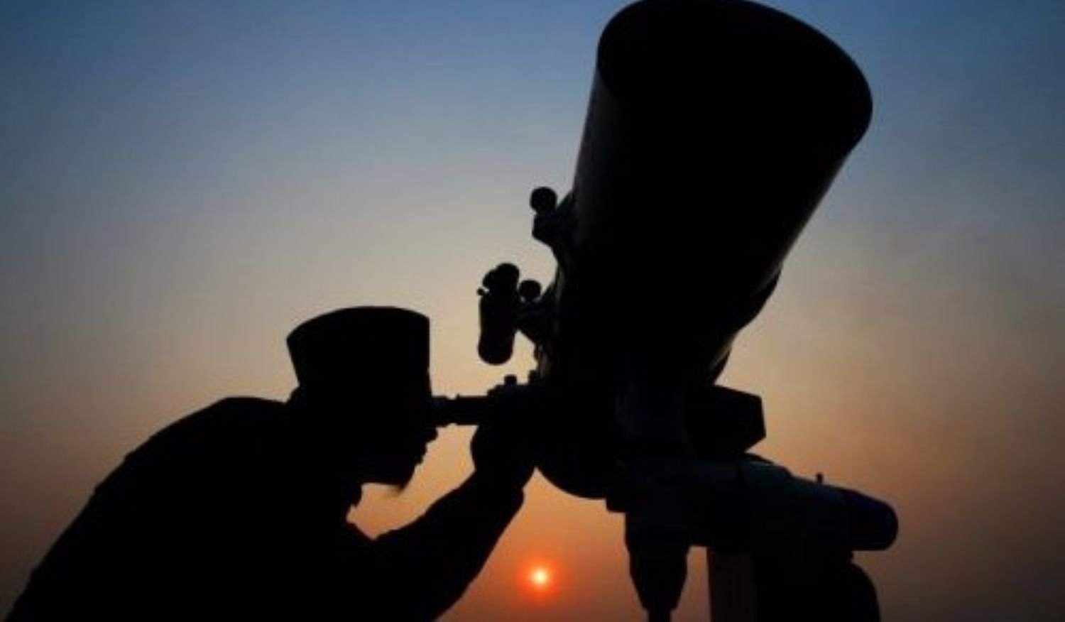 Ilustrasi proses pengamatan rukyatul hilal untuk menentukan awal Ramadan.