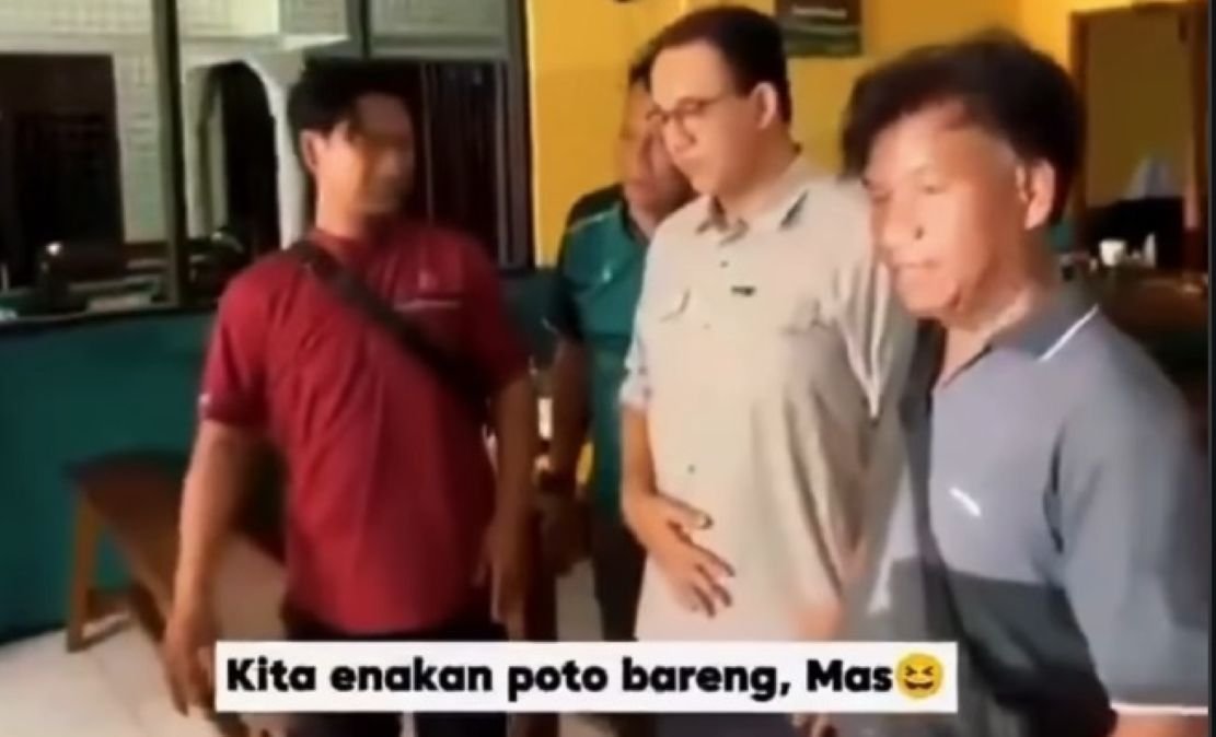 Anies Baswedan ngajak foto bareng intel-intel yang membuntutinya di sebuah warung makan di Karanganyar.