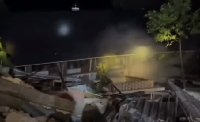Detik-detik mengerikan bangunan Pesantren Al Adalah, Kecamatan Jatinegara, Kabupaten Tegal, roboh ditelan bencana tanah gerak.