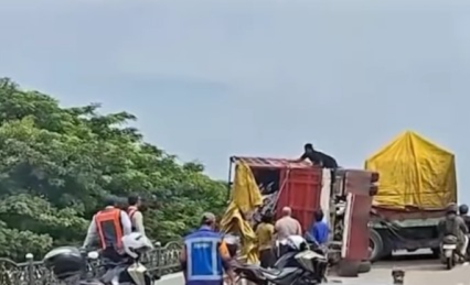 Kecelakaan truk gandeng bermuatan kopi kemasan di Arteri Yos Sudarso Semarang, Jumat (6/2/2026).