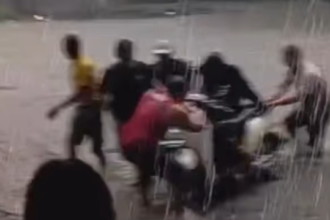 Warga ramai-ramai menyelamatkan pengendara motor yang terseret derasnya arus banjir di Kawasan Industri Candi Semarang, Kamis (26/2/2026).