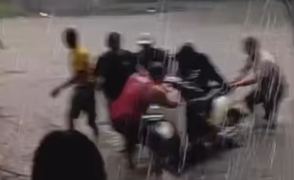 Warga ramai-ramai menyelamatkan pengendara motor yang terseret derasnya arus banjir di Kawasan Industri Candi Semarang, Kamis (26/2/2026).