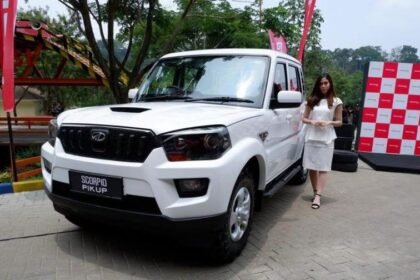 Tampilan depan Mahindra Scorpio pick up, salah satu jenis kendaraan build up yang akan diimpor pemerintah dari India untuk Kopdes Merah Putih.