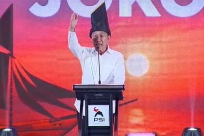 Presiden ke-7 Indonesia, Joko Widodo (Jokowi), gak lagi pensiun dari politik dan jadi rakyat biasa. Ia kini ngaku siap mati-matian keliling Indonesia demi menangkan PSI.