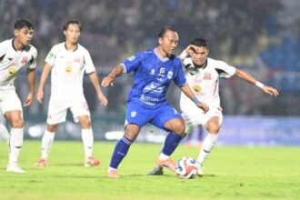 MELEPASKAN DIRI: Pemain PSIS, Wawan Febriyanto berusaha melepaskan diri dari pengawalan pemain Deltras Sidoarjo dalam laga lanjutan Liga 2 Championship 2025/2026 di Stadion Gelora Delta, Sidoarjo, Minggu (22/2/2026). (Foto: PSIS Official)