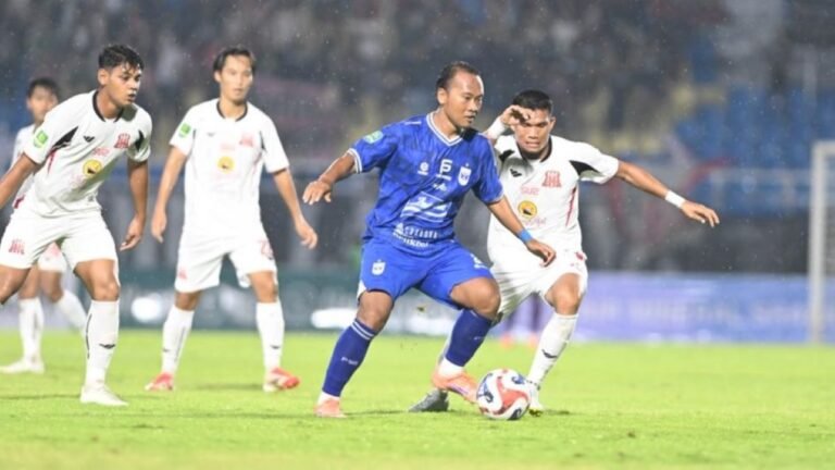 MELEPASKAN DIRI: Pemain PSIS, Wawan Febriyanto berusaha melepaskan diri dari pengawalan pemain Deltras Sidoarjo dalam laga lanjutan Liga 2 Championship 2025/2026 di Stadion Gelora Delta, Sidoarjo, Minggu (22/2/2026). (Foto: PSIS Official)