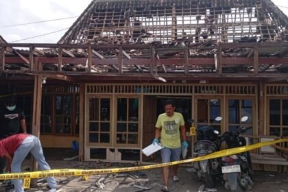 Polisi melakukan olah TKP ledakan bahan mercon di Desa Tambirejo, Kecamatan Toroh, Kabupaten Grobogan, Minggu (15/2/2026). (Dok Polsek Toroh)