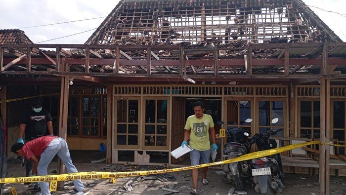 Polisi melakukan olah TKP ledakan bahan mercon di Desa Tambirejo, Kecamatan Toroh, Kabupaten Grobogan, Minggu (15/2/2026). (Dok Polsek Toroh)