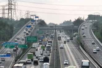 Ilustrasi kepadatan arus lalu lintas di jalan tol.