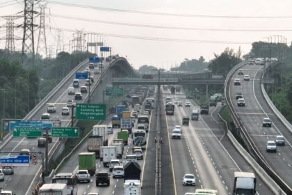 Ilustrasi kepadatan arus lalu lintas di jalan tol.