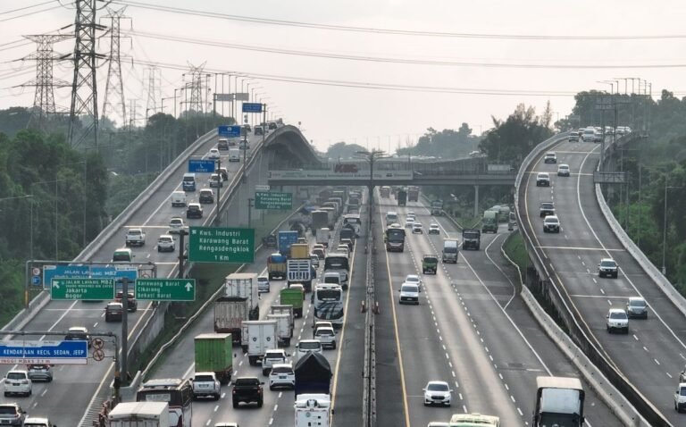 Ilustrasi kepadatan arus lalu lintas di jalan tol.