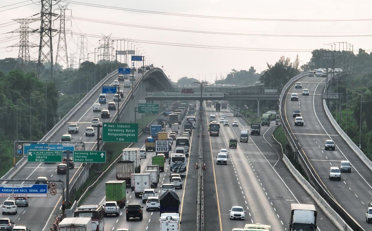 Ilustrasi kepadatan arus lalu lintas di jalan tol.