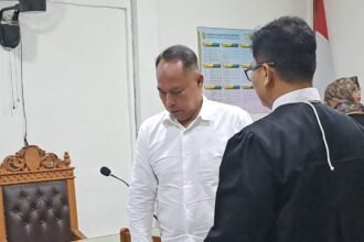 AKBP Basuki sidang dengan memakai kemeja putih. (bae)