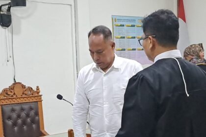 AKBP Basuki sidang dengan memakai kemeja putih. (bae)