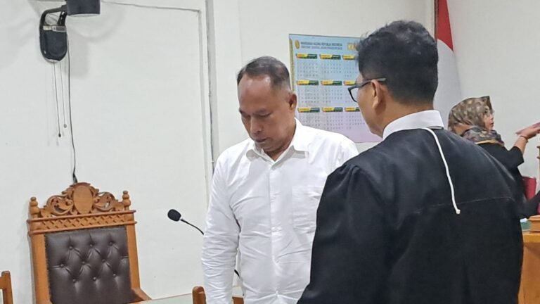 AKBP Basuki sidang dengan memakai kemeja putih. (bae)