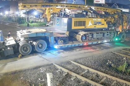 Truk trailer tersangkut di perlintasan Kaligawe, Kota Semarang. (ist)