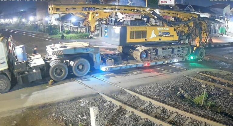 Truk trailer tersangkut di perlintasan Kaligawe, Kota Semarang. (ist)