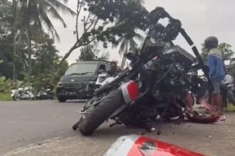 Bangkai motor gede (moge) Harley-Davidson yang mengalami kecelakaan di Kulon Progo. Isti bos HS dikabarkan meninggal dalam peristiwa nahas tersebut.