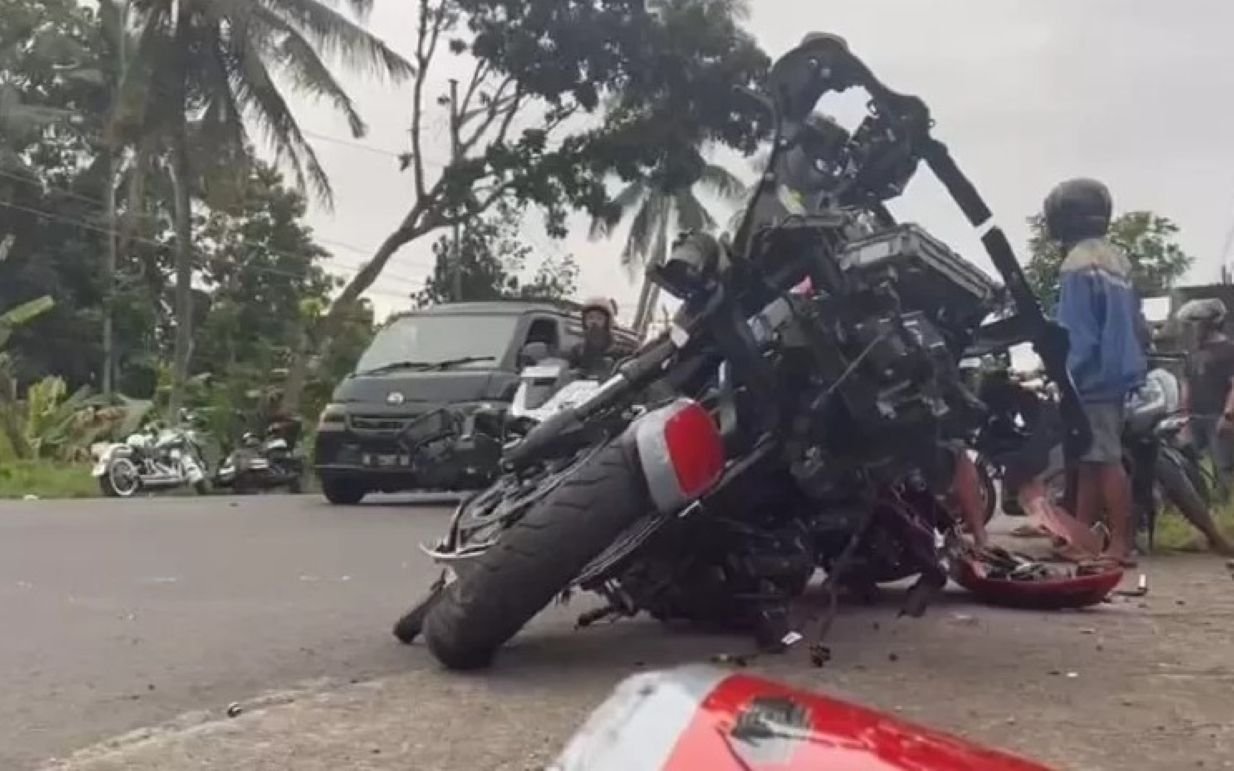Bangkai motor gede (moge) Harley-Davidson yang mengalami kecelakaan di Kulon Progo. Isti bos HS dikabarkan meninggal dalam peristiwa nahas tersebut.