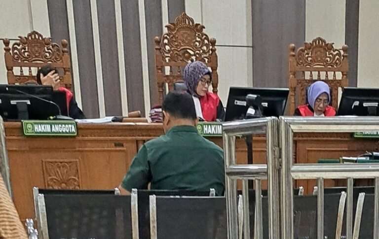 Direktur Utama Bank Pasar Kota Semarang, Novi Anton, saat bersaksi di Pengadilan Tipikor Semarang, Selasa (10/3/2026). (bae)