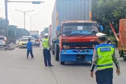 Polisi menghalau kendaraan besar yang melintasi jalur Pantura di masa larangan. (ist)