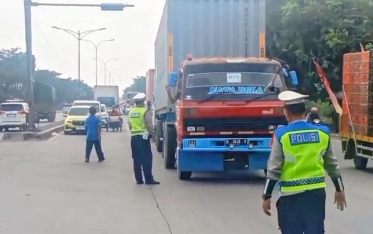 Polisi menghalau kendaraan besar yang melintasi jalur Pantura di masa larangan. (ist)