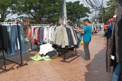 Pengunjung sedang memilih baju bekas di lapak thrifting depan Sam Po Kong, Semarang.